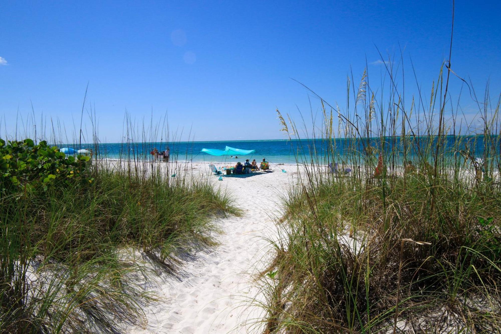 Anna Maria Island Runaway Tropical Dream-One Minute Walk To The Beach-Heated Pool Bradenton Beach Εξωτερικό φωτογραφία