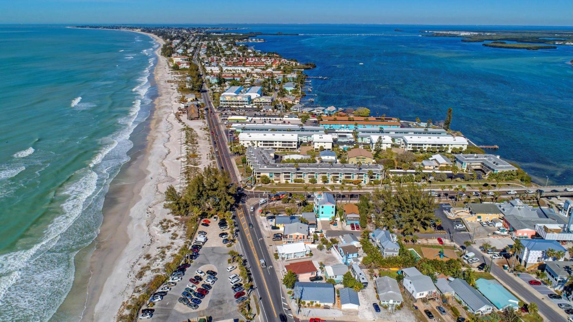 Anna Maria Island Runaway Tropical Dream-One Minute Walk To The Beach-Heated Pool Bradenton Beach Εξωτερικό φωτογραφία
