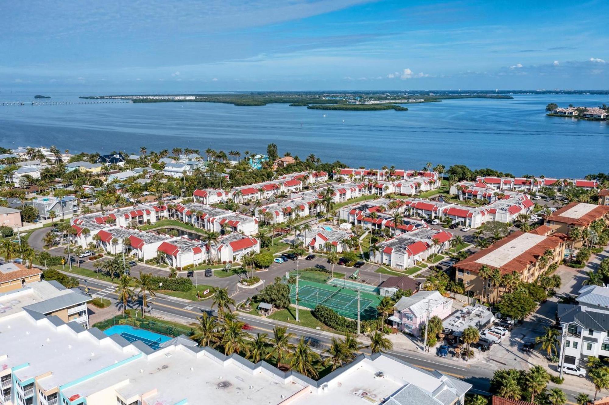 Anna Maria Island Runaway Tropical Dream-One Minute Walk To The Beach-Heated Pool Bradenton Beach Εξωτερικό φωτογραφία